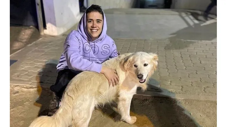 Perro interrumpe los minutos de Gazir en el escenario
