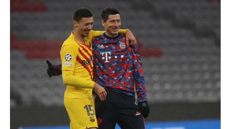 Lenglet junto a Lewandowski tras la derrota del Barcelona