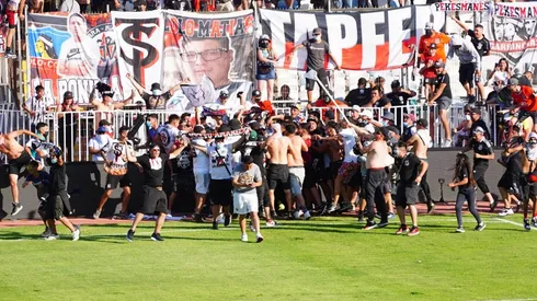Invasión de los hinchas de Colo Colo entre los festejos de un gol que fue anulado.
