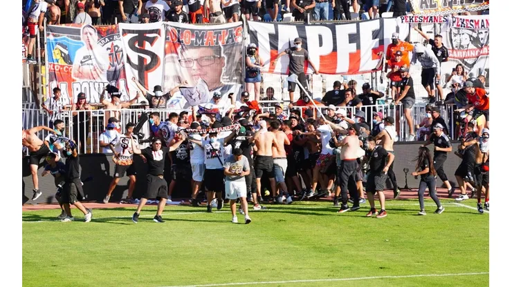 Invasión de los hinchas de Colo Colo entre los festejos de un gol que fue anulado.
