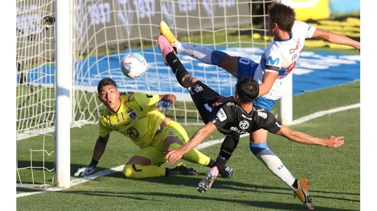 Universidad Católica está bien aspectado para ser tetracampeón del fútbol chileno, Colo Colo apuesta al milagro para llegar a una definición