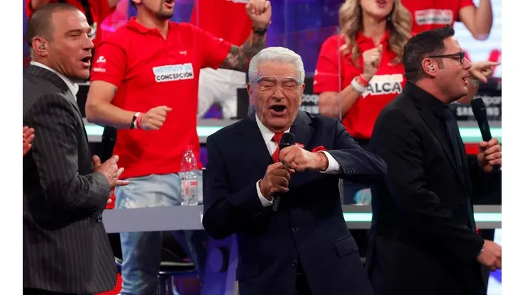 Don Francisco junto a los animadores de la Teletón 2021
