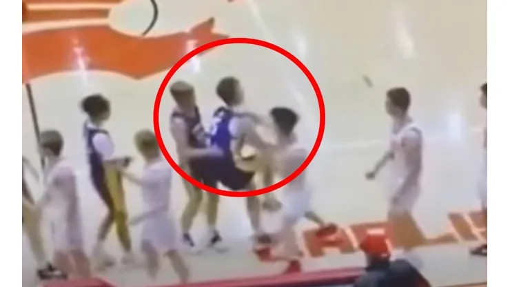 El momento de la salvaje agresión en el basket estadounidense