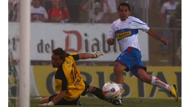 Un joven Sebastián Pérez atajó por Everton ante la UC el 2010