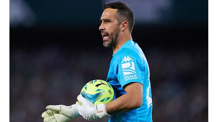 Bravo deja entrever que ya se recupera de su lesión en Europa League.
