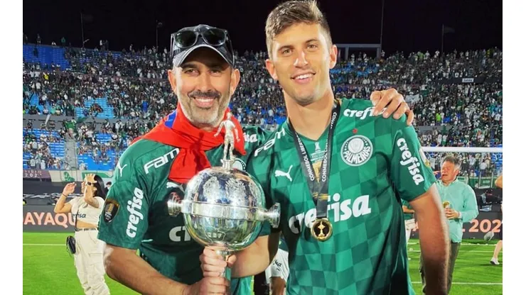 Benjamín Kuscevic y su padre Carlos celebran con la Copa Libertadores en la cancha del estadio Centenario de Montevideo