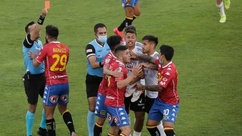 Víctor Méndez fue expulsado por burlarse de los hinchas de Colo Colo