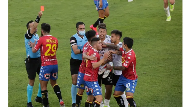 Víctor Méndez fue expulsado por burlarse de los hinchas de Colo Colo