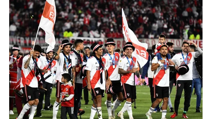Paulo Díaz festeja con su pequeño hijo Agustín sobre sus hombros el título de River Plate
