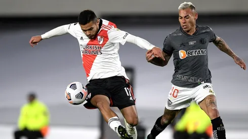 Paulo Díaz controla balón ante la marca de Eduardo Vargas | River vs Atlético Mineiro