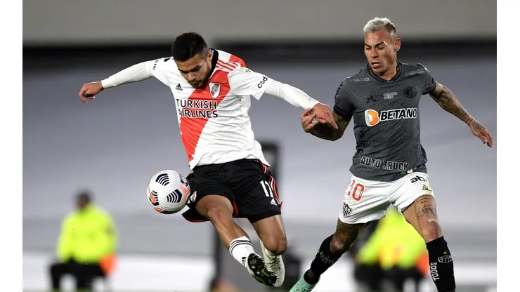 Paulo Díaz controla balón ante la marca de Eduardo Vargas | River vs Atlético Mineiro