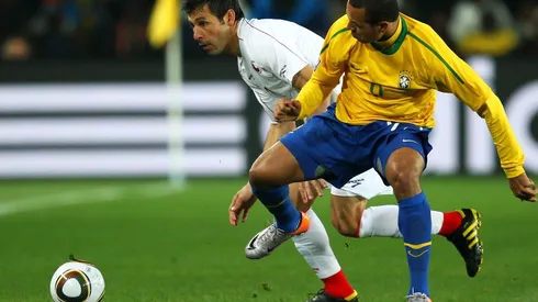 Ismael Fuentes desafía a Luis Fabiano en el Mundial de Sudáfrica 2010. Chupalla Fuentes le tiene mucha fe a la selección chilena