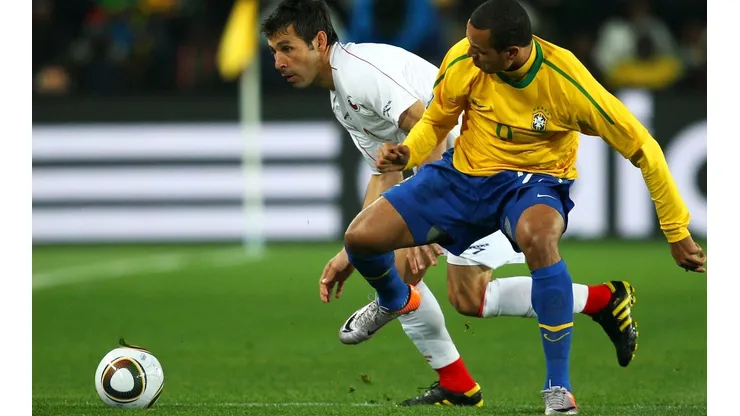 Ismael Fuentes desafía a Luis Fabiano en el Mundial de Sudáfrica 2010. Chupalla Fuentes le tiene mucha fe a la selección chilena