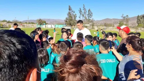 Enzo Roco en su visita a los niños de una escuela de fútbol. Foto: @CSDOvalle