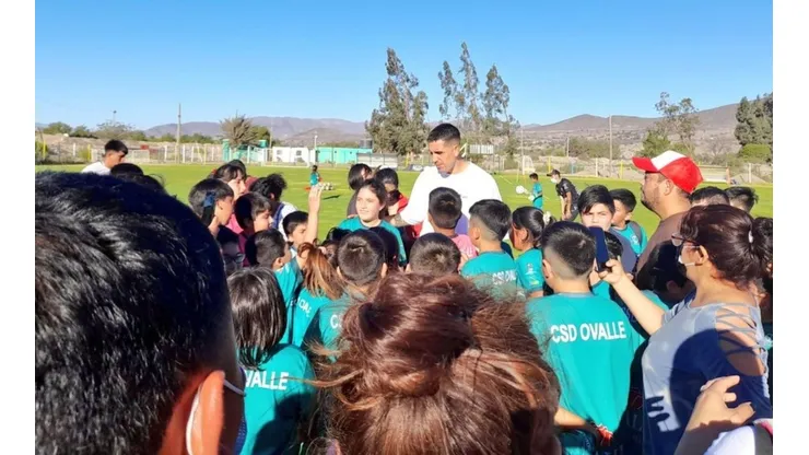 Enzo Roco en su visita a los niños de una escuela de fútbol. Foto: @CSDOvalle