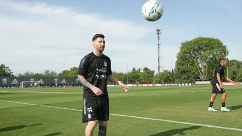 Pese a dolencias en su rodilla izquierda, desde Argentina confirman que Messi estará en cancha el viernes ante Uruguay