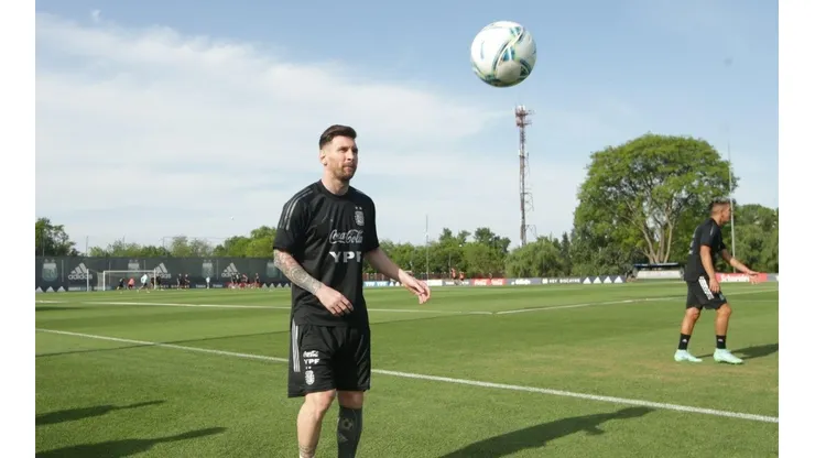 Pese a dolencias en su rodilla izquierda, desde Argentina confirman que Messi estará en cancha el viernes ante Uruguay