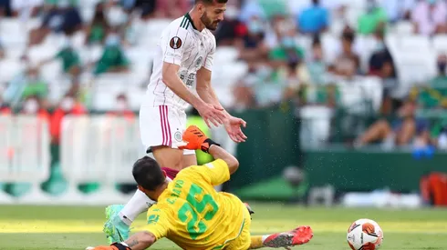 Claudio Bravo demuestra su importancia dentro del grupo en Betis.