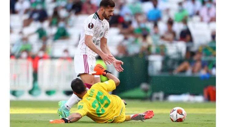 Claudio Bravo demuestra su importancia dentro del grupo en Betis.