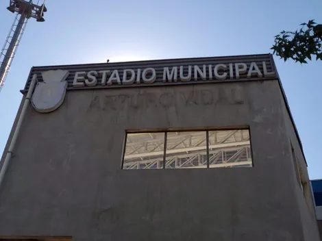 Vidal se queda sin estadio: ordenan sacar su nombre