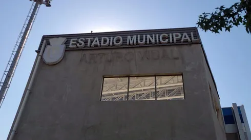 Sólo queda la sombra del nombre de Arturo Vidal del estadio Municipal de San Joaquín
