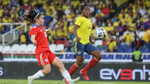 La selección chilena femenina recibió dos duros golpes en ambos tiempos.