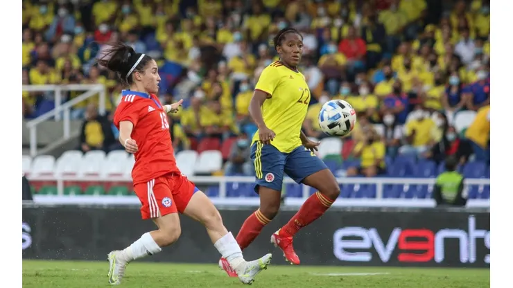 La selección chilena femenina recibió dos duros golpes en ambos tiempos.