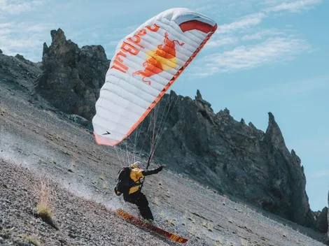 La aventura de un atleta esquiando por los Alpes en otoño