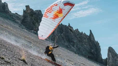 La aventura de un atleta Red Bull esquiando por los Alpes en pleno otoño.