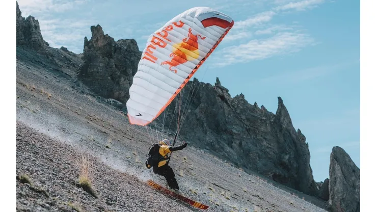 La aventura de un atleta Red Bull esquiando por los Alpes en pleno otoño.
