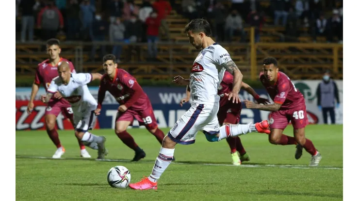 Gonzalo Sosa anotó el primer gol del partido desde el punto de penal.
