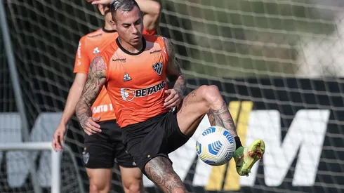 Eduardo Vargas entrena con balón en Brasil.