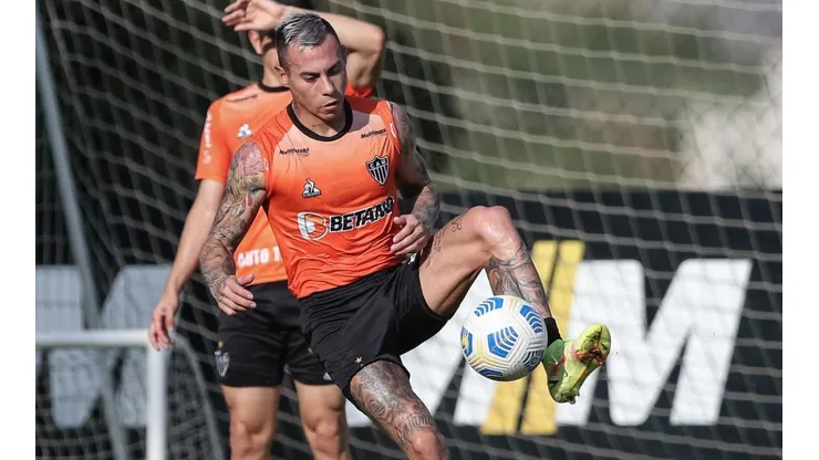 Eduardo Vargas entrena con balón en Brasil.