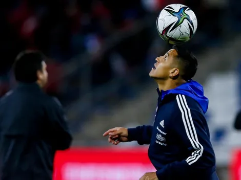 ¡A lo Maradona! Alexis se divierte con el balón al ritmo de "Life is Life"