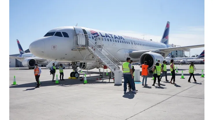 LATAM se transformó en la aerolínea oficial de la selección chilena inaugurando el "museo más alto del mundo".