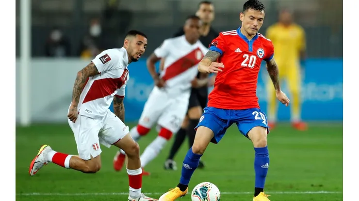 Charles Aránguiz vio una amarilla que le acarrea sanción y no podrá estar ante Venezuela.