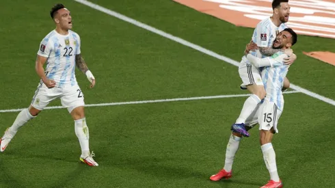 Argentina derrotó a Uruguay y se aceró al líder Brasil