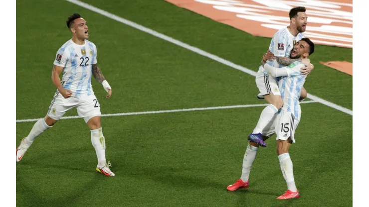 Argentina derrotó a Uruguay y se aceró al líder Brasil