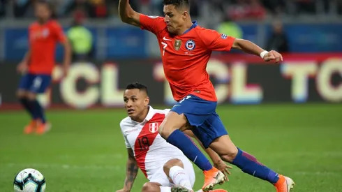 Alexis Sánchez contra Perú en la Copa América 2019, Chile con calcetas azules.