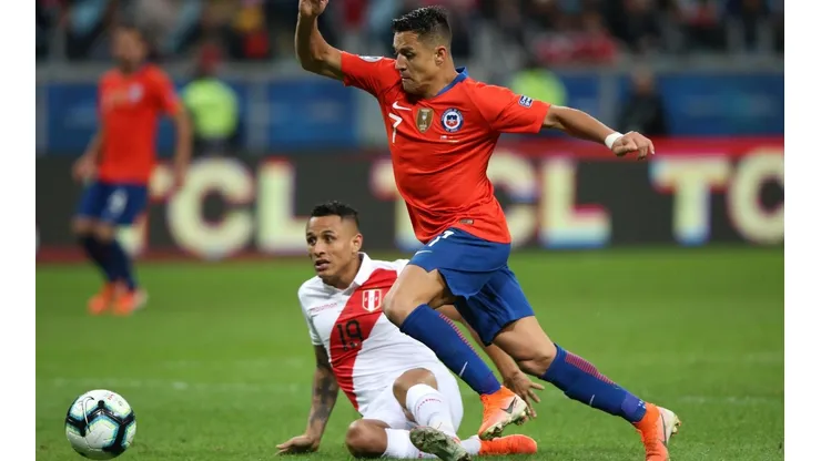Alexis Sánchez contra Perú en la Copa América 2019, Chile con calcetas azules.