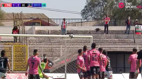 Cuando ya se cumplían los 45 minutos entre Palestino y Colo Colo, Leonardo Gil adelanta a los albos con un golazo de tiro libre.