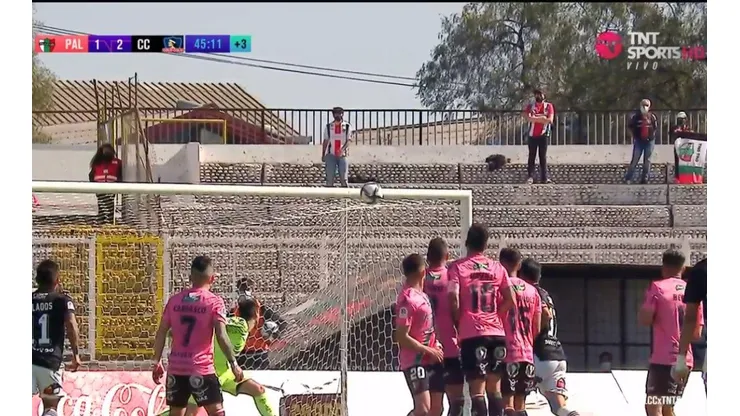 Cuando ya se cumplían los 45 minutos entre Palestino y Colo Colo, Leonardo Gil adelanta a los albos con un golazo de tiro libre.