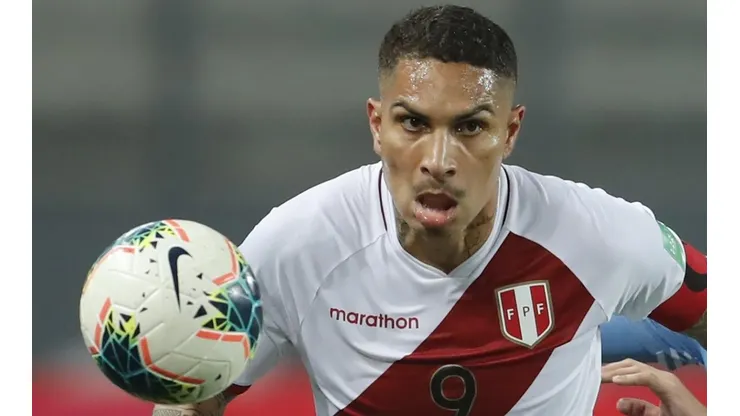 Paolo Guerrero ya está en Perú para enfrentar a Chile y llegó enojado a Lima.