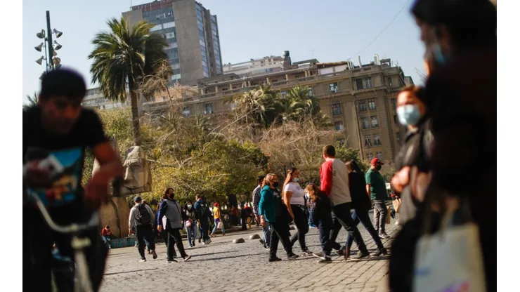 Tránsito de gente en el Centro de Santiago