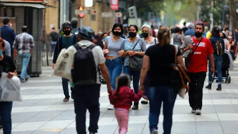 Familias determinarán aforos en domicilios según situación comunal y Pase de Movilidad.