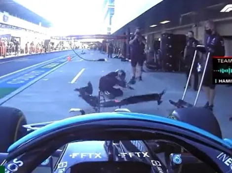 Hamilton se pasa de frenada y colisiona con mecánico de Mercedes