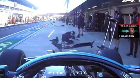 El piloto calculó mal la distancia y se llevó puesto a un miembro del staff de Mercedes.