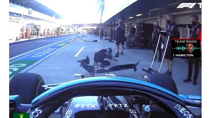 El piloto calculó mal la distancia y se llevó puesto a un miembro del staff de Mercedes.