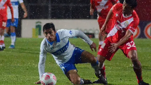 Universidad Católica ante Curicó Unido en La Granja.