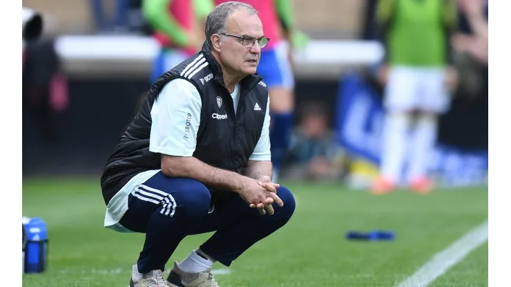 Bielsa en la orilla de la cancha dirigiendo al Leeds